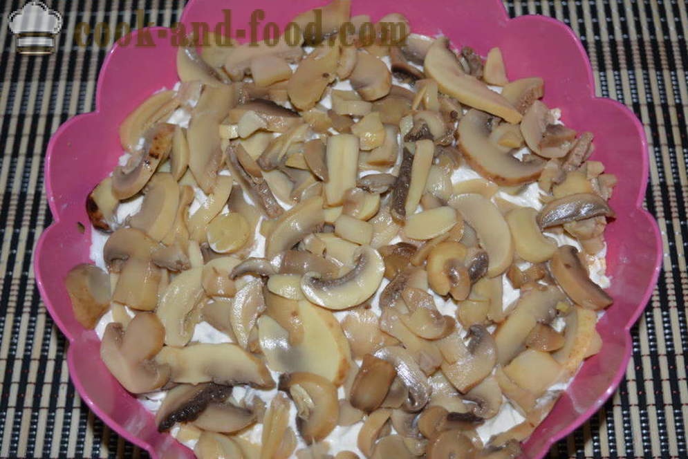 Layered salad na may manok at mushroom - kung paano magluto ng manok salad layered na may mushroom, isang hakbang-hakbang recipe litrato