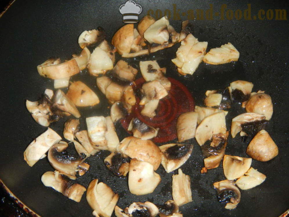 Piniritong itlog na may mushroom at keso sa isang pan - kung paano magluto piniritong itlog na may kulay-gatas, isang hakbang-hakbang recipe litrato
