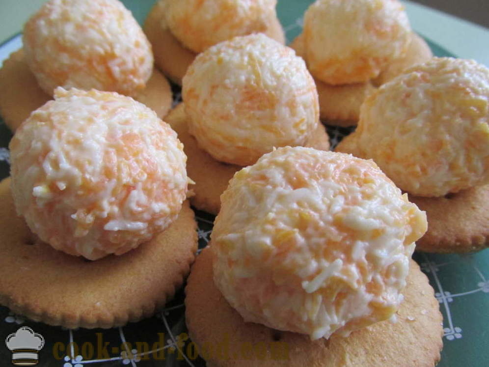 Orihinal na meryenda sa crackers: cream cheese, bawang, mayonesa at karot - kung paano gumawa ng keso pampagana, isang hakbang-hakbang recipe litrato