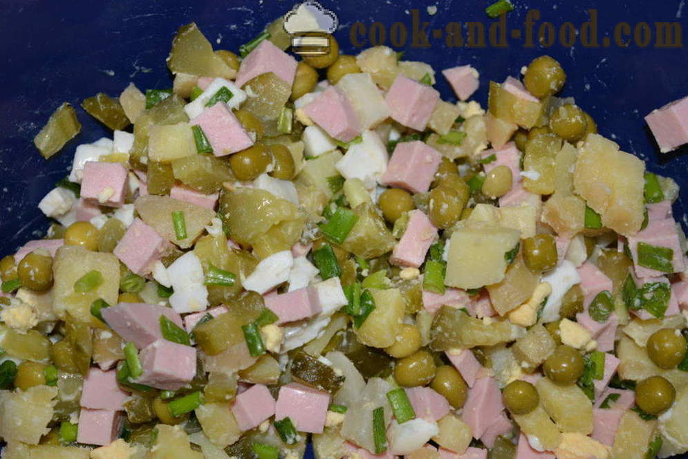Salad na may sausage at pipino - kung paano gumawa ng isang salad na may sausage, isang hakbang-hakbang recipe litrato