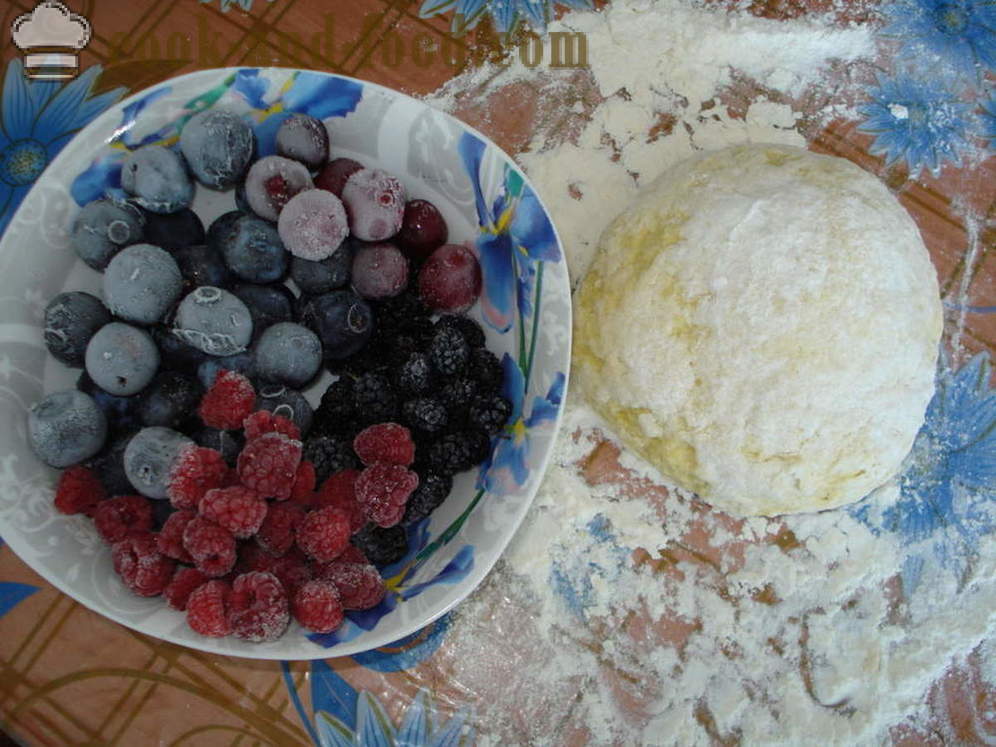 Ang orihinal na malaking dumplings na may berries - kung paano magluto dumplings na may berries, isang hakbang-hakbang recipe litrato
