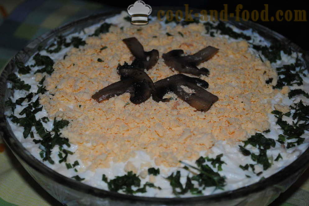 Puff salad na may mushroom at keso - kung paano upang maghanda layered salad na may mushroom, isang hakbang-hakbang recipe litrato