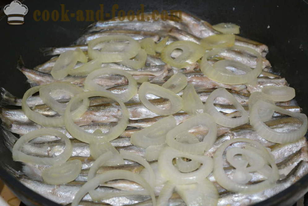 Capelin nilagang karne na may mga sibuyas sa isang kawali - parehong masarap Capelin tagaluto sa isang pan Pagprito, ang isang hakbang-hakbang recipe litrato