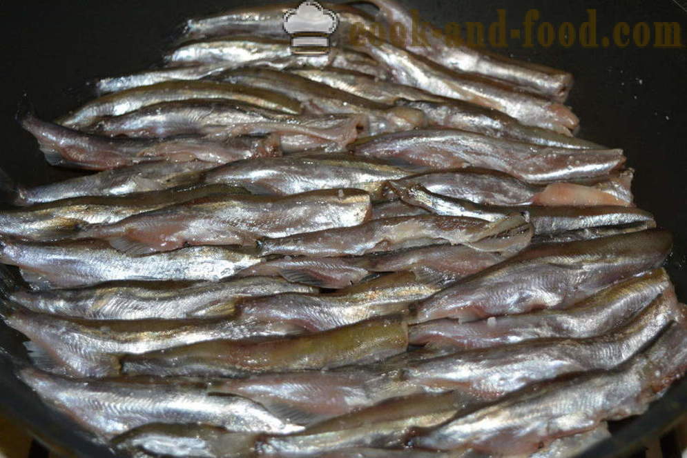 Capelin nilagang karne na may mga sibuyas sa isang kawali - parehong masarap Capelin tagaluto sa isang pan Pagprito, ang isang hakbang-hakbang recipe litrato