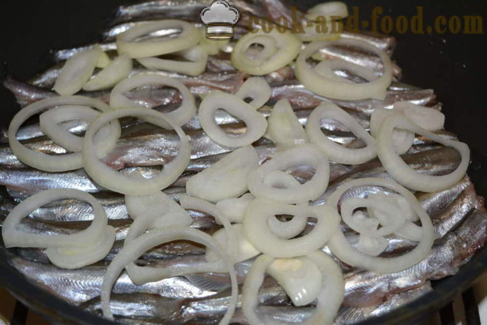 Capelin nilagang karne na may mga sibuyas sa isang kawali - parehong masarap Capelin tagaluto sa isang pan Pagprito, ang isang hakbang-hakbang recipe litrato