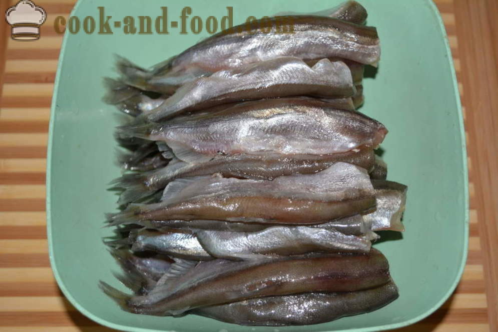 Capelin nilagang karne na may mga sibuyas sa isang kawali - parehong masarap Capelin tagaluto sa isang pan Pagprito, ang isang hakbang-hakbang recipe litrato