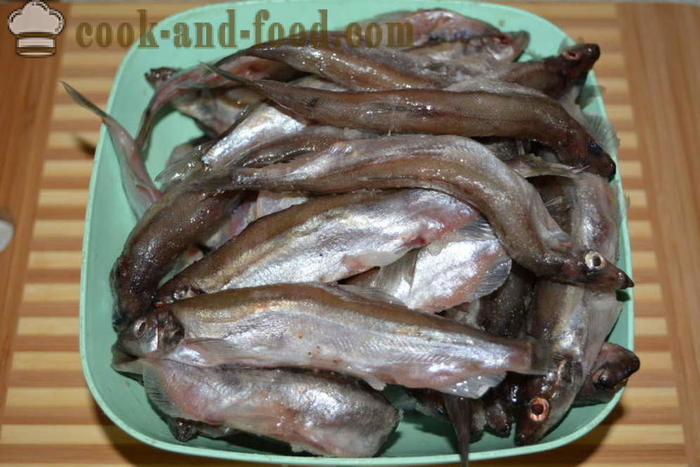 Capelin nilagang karne na may mga sibuyas sa isang kawali - parehong masarap Capelin tagaluto sa isang pan Pagprito, ang isang hakbang-hakbang recipe litrato