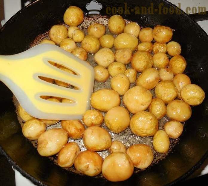 Maliit na bagong patatas purong buong sa isang pan na may bawang at dill - kung paano upang linisin at magluto ng isang maliit na bagong patatas, recipe na may larawan