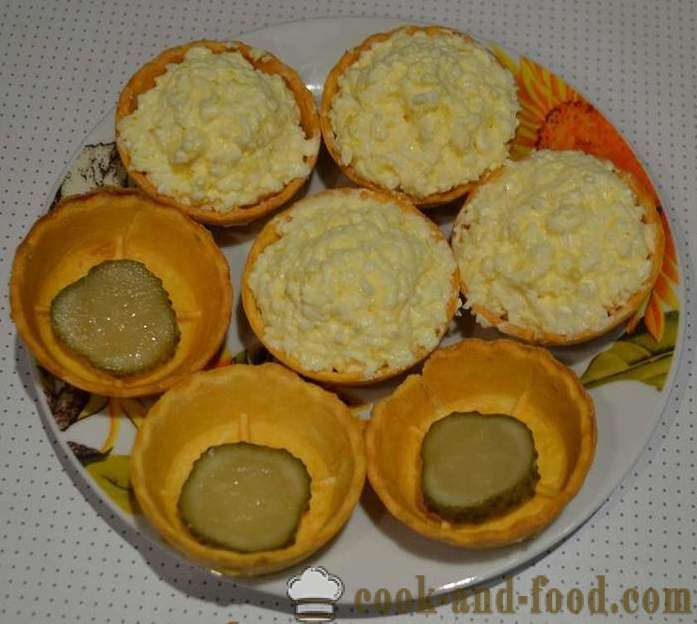 Masarap holiday tartlets may keso at itlog - isang simpleng recipe para sa pasta at pinalamutian nang maganda meryenda maliit na empanada na may larawan