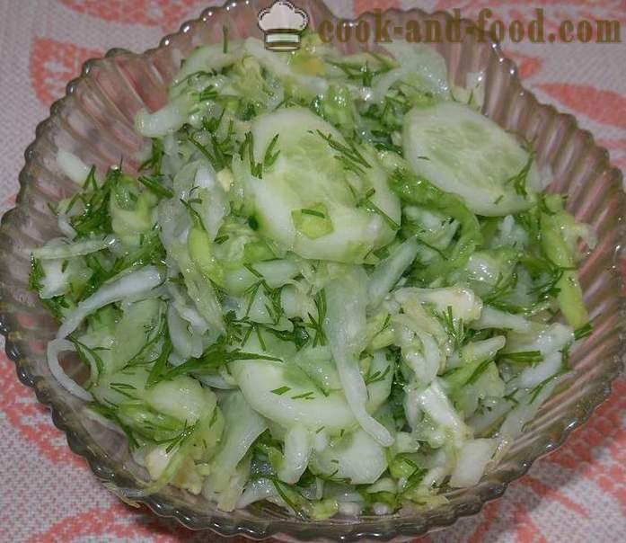 Masarap salad ng mga batang repolyo at mga pipino na may suka at mirasol langis - isang hakbang-hakbang recipe litrato