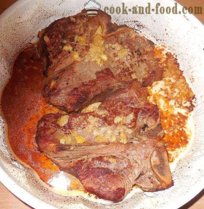 Masarap at juicy beef steak o pork Ti Bon - pagluluto na puno ng litson karne - isang hakbang-hakbang recipe litrato