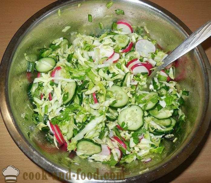 Madali at masarap na spring salad ng repolyo, labanos at cucumber walang mayonesa - kung paano gumawa ng isang spring salad na may isang hakbang-hakbang recipe litrato