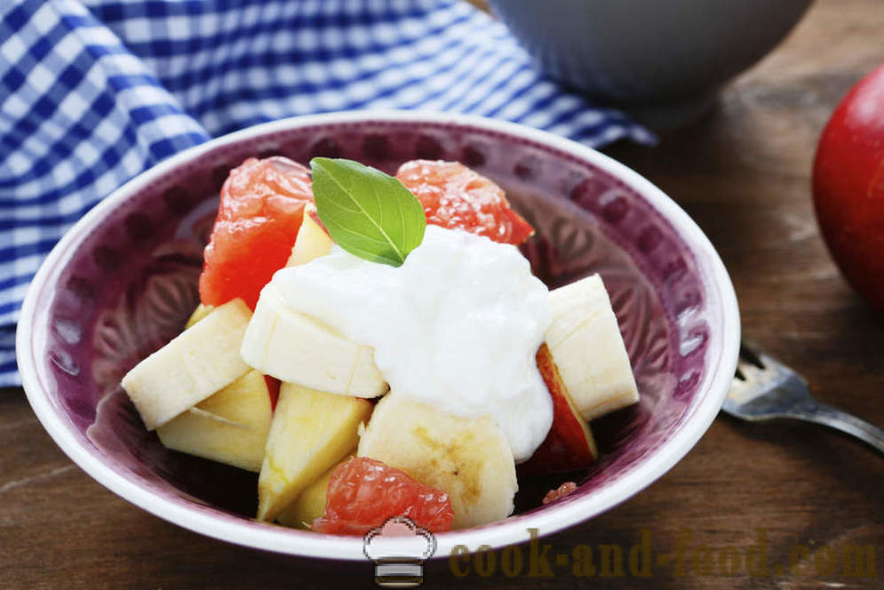 Magaling almusal: fruit salad na may yogurt